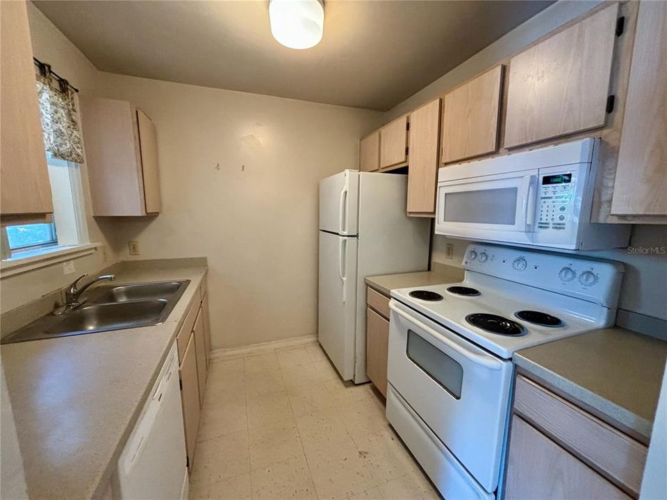 Active With Contract: $130,000 (1 beds, 1 baths, 635 Square Feet)