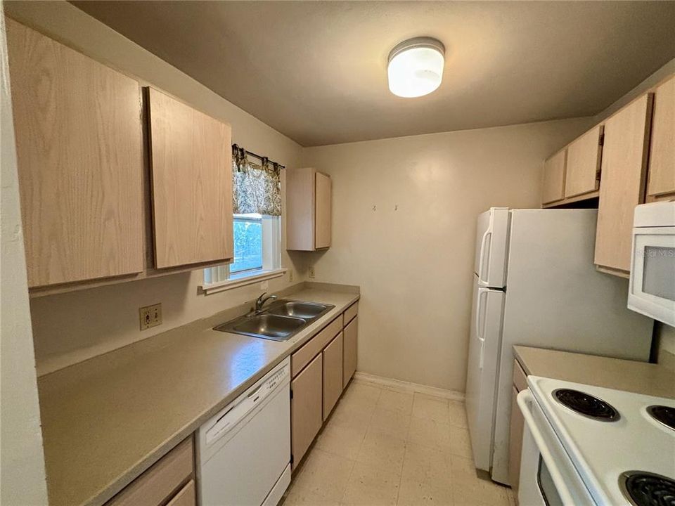 For Sale: $130,000 (1 beds, 1 baths, 635 Square Feet)