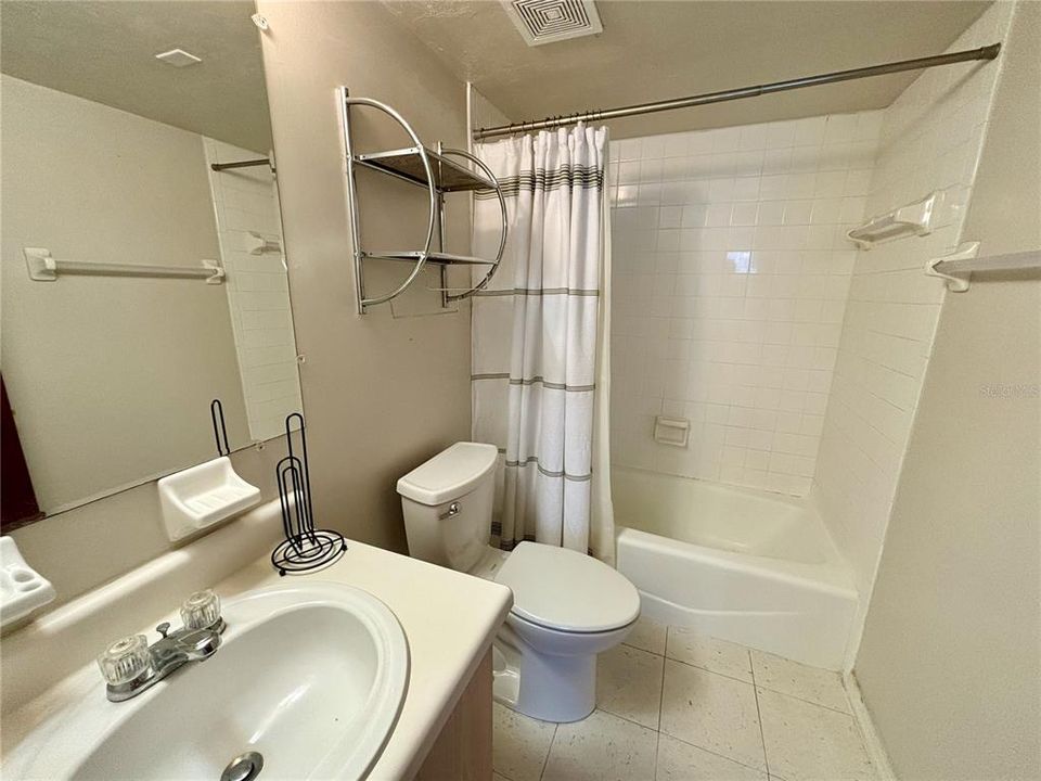 Active With Contract: $130,000 (1 beds, 1 baths, 635 Square Feet)