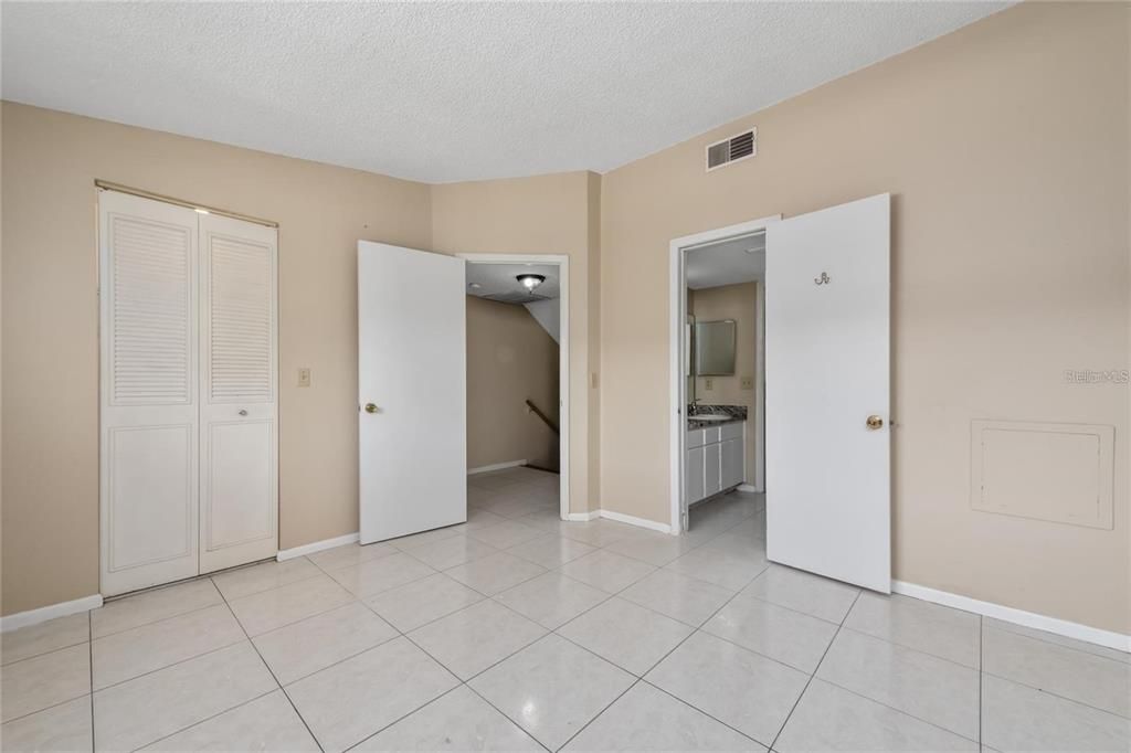 For Sale: $215,000 (2 beds, 1 baths, 928 Square Feet)