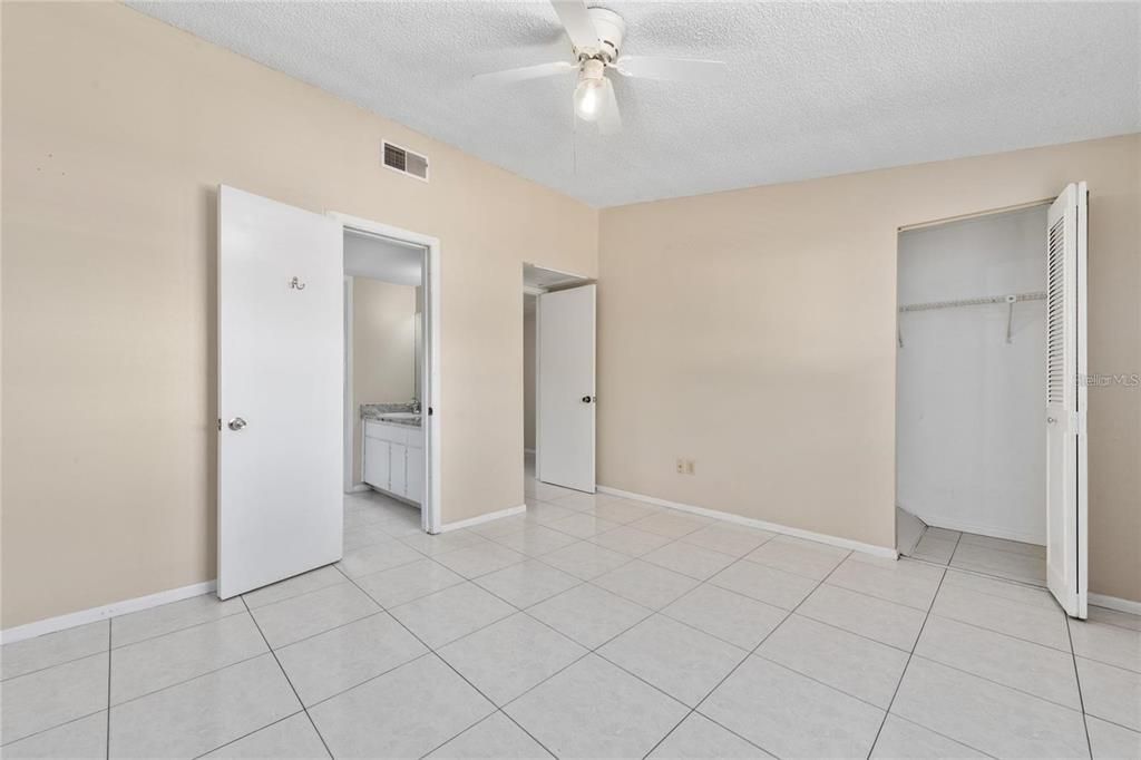 For Sale: $215,000 (2 beds, 1 baths, 928 Square Feet)