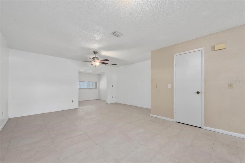 For Sale: $215,000 (2 beds, 1 baths, 928 Square Feet)