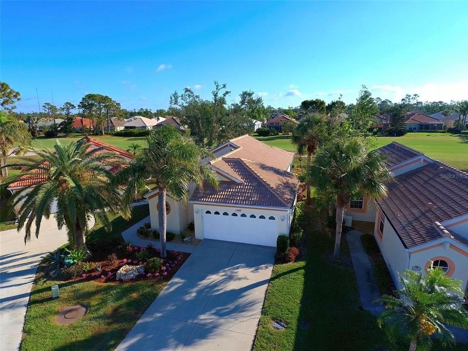 Venice Palm's friendly community is ideally located, surrounded by 2 public golf courses and only minutes to charming Venice Island.