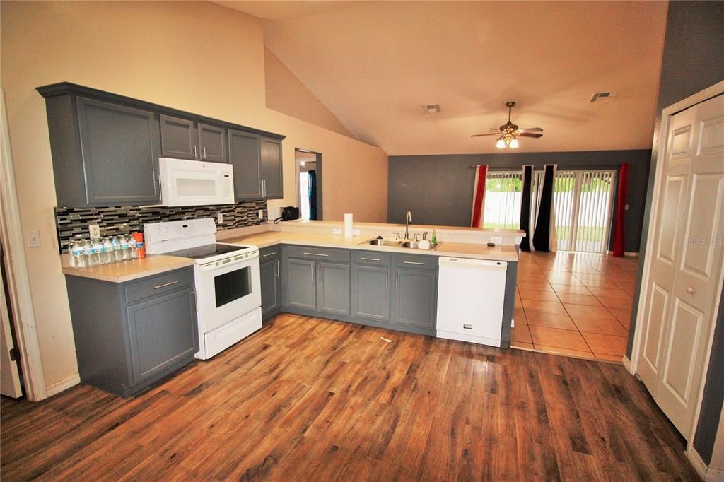 For Rent: $2,100 (4 beds, 2 baths, 1820 Square Feet)