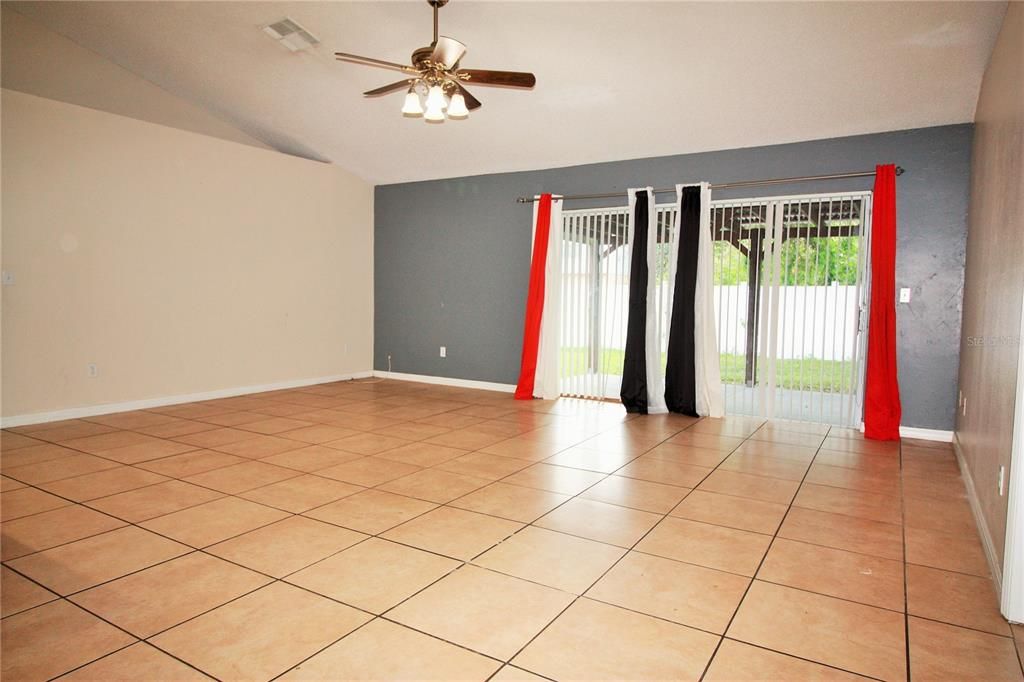 For Rent: $2,100 (4 beds, 2 baths, 1820 Square Feet)