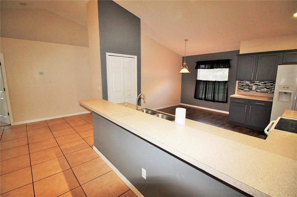 For Rent: $2,100 (4 beds, 2 baths, 1820 Square Feet)