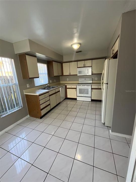 For Rent: $2,399 (4 beds, 2 baths, 1941 Square Feet)