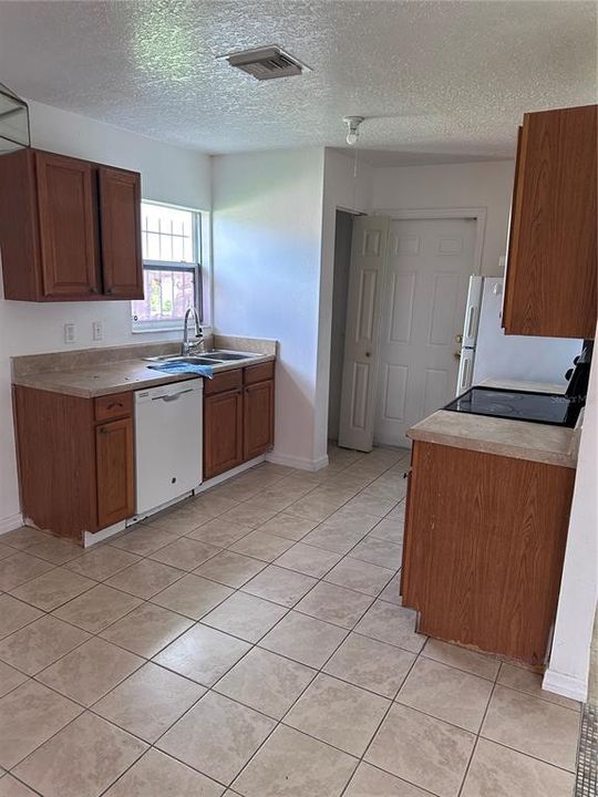 For Rent: $2,000 (3 beds, 2 baths, 1112 Square Feet)