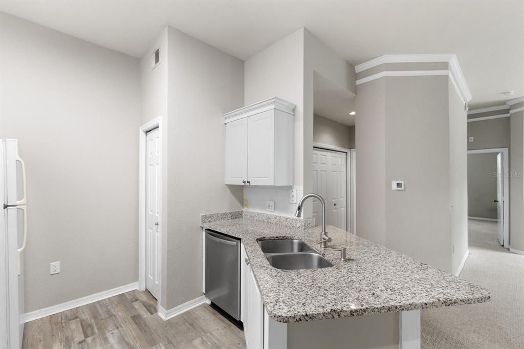 For Sale: $299,000 (2 beds, 2 baths, 1289 Square Feet)