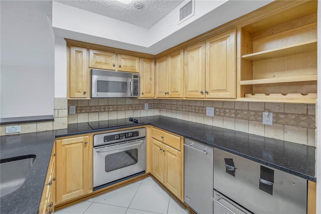 For Sale: $238,000 (2 beds, 1 baths, 903 Square Feet)