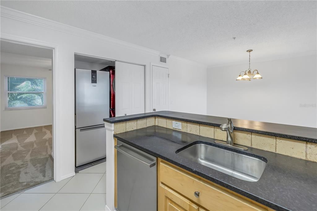 For Sale: $238,000 (2 beds, 1 baths, 903 Square Feet)