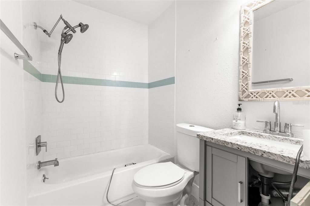 For Sale: $299,000 (2 beds, 1 baths, 1139 Square Feet)