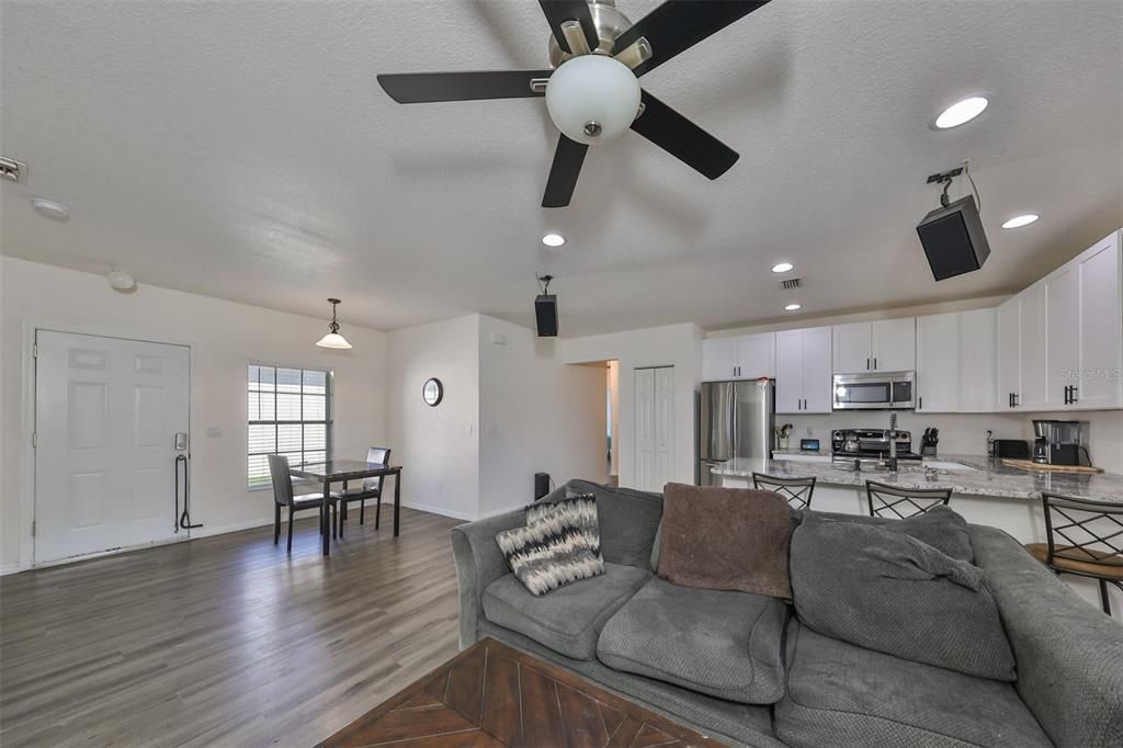 For Sale: $324,900 (3 beds, 2 baths, 1332 Square Feet)