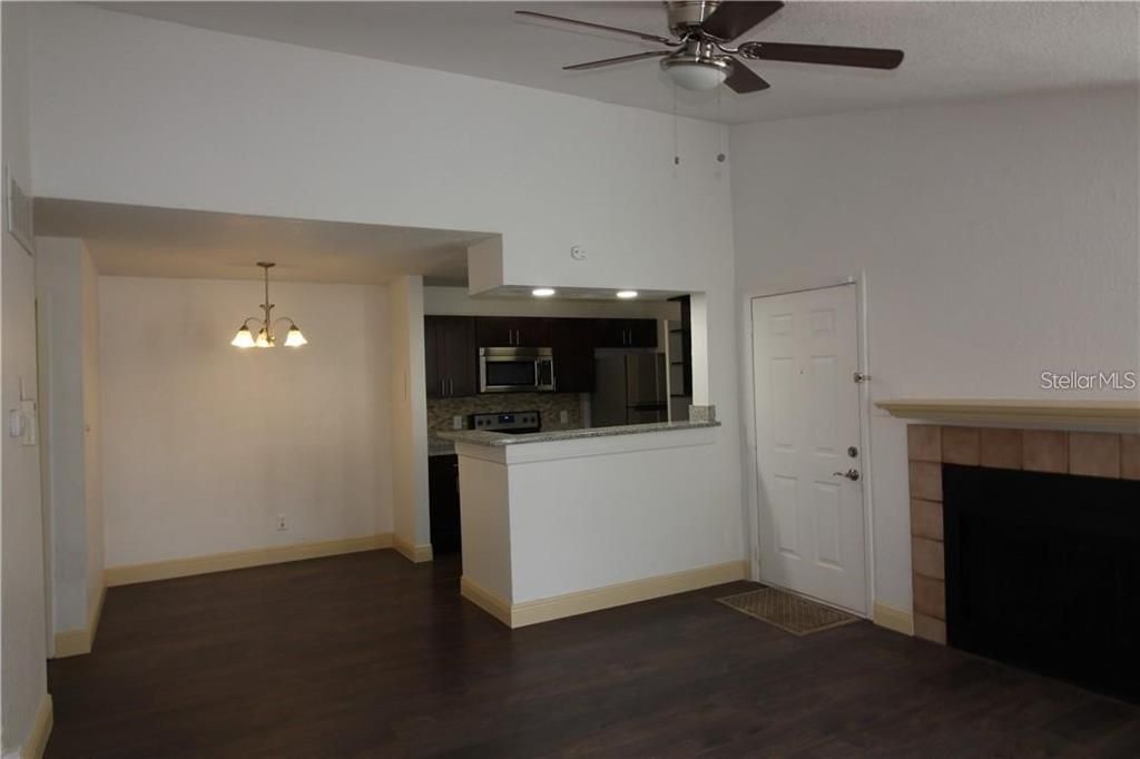 For Sale: $170,000 (2 beds, 2 baths, 935 Square Feet)