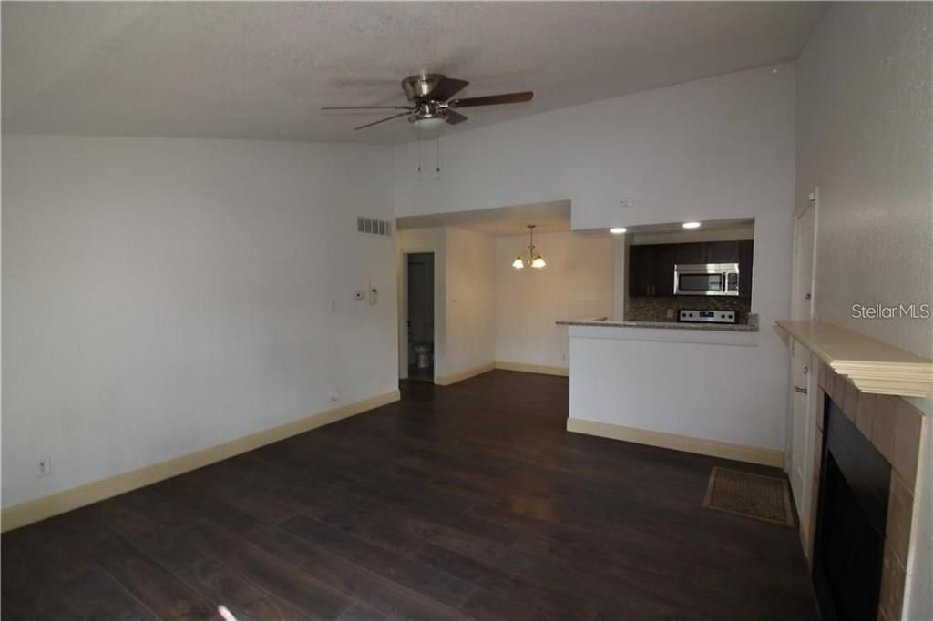 For Sale: $170,000 (2 beds, 2 baths, 935 Square Feet)