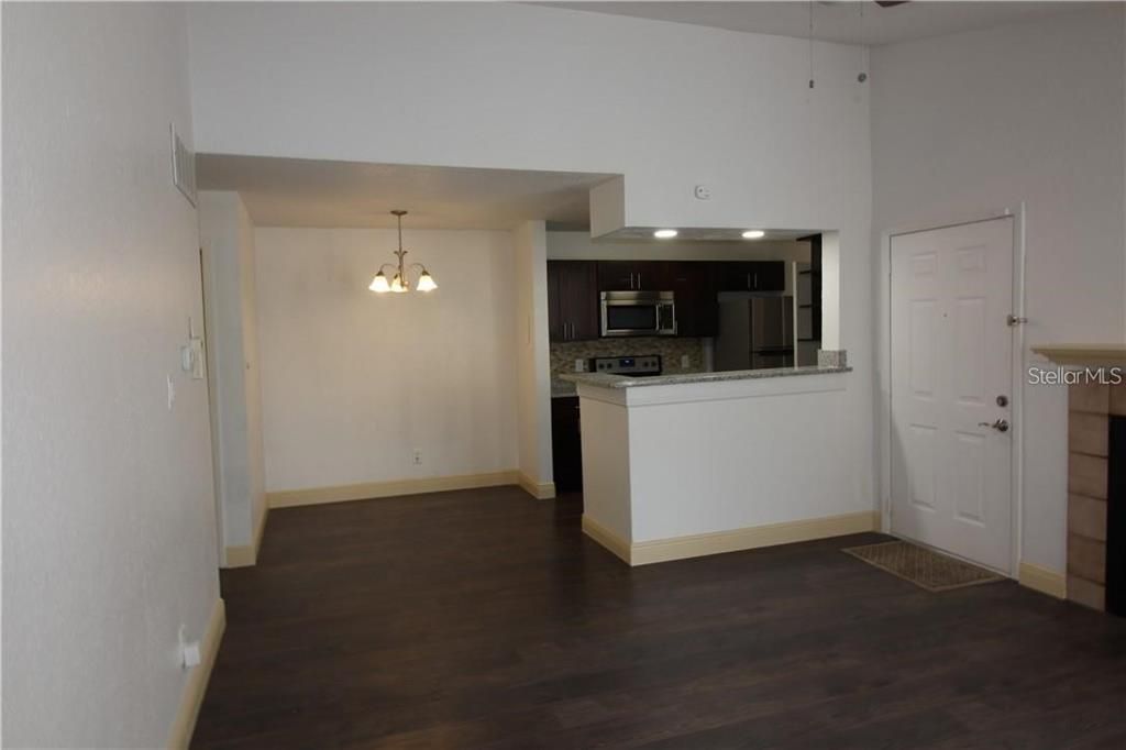 For Sale: $170,000 (2 beds, 2 baths, 935 Square Feet)