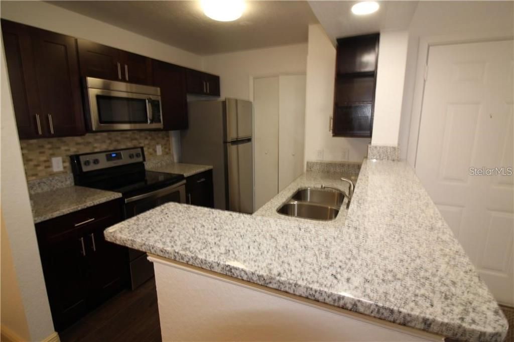 For Sale: $170,000 (2 beds, 2 baths, 935 Square Feet)