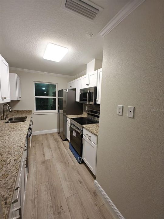 For Sale: $187,500 (2 beds, 1 baths, 975 Square Feet)