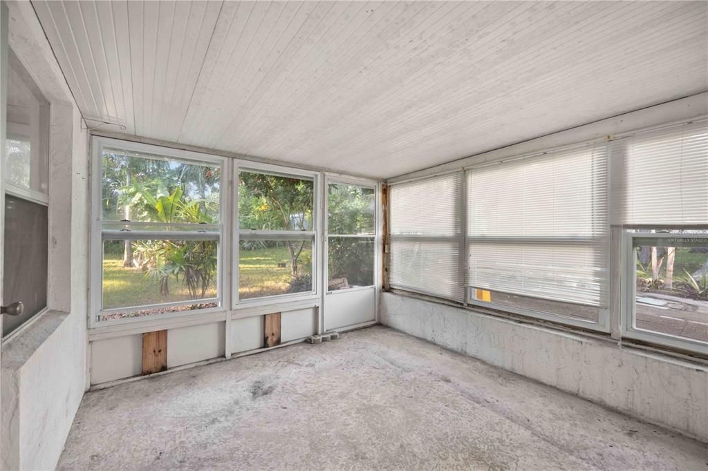 Virtually staged bonus room.