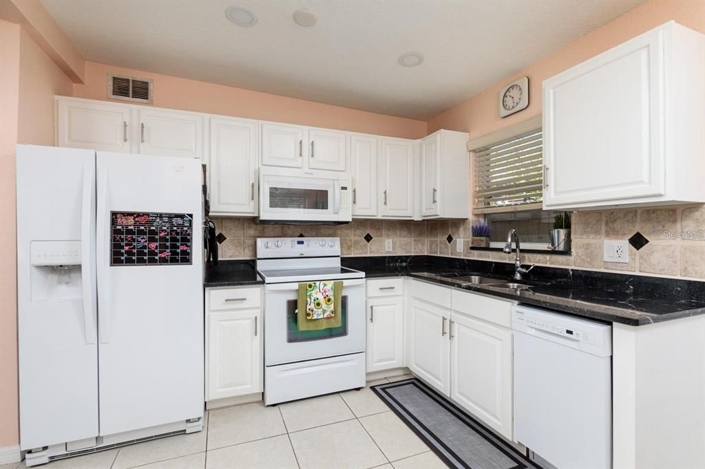 For Sale: $225,000 (2 beds, 1 baths, 1023 Square Feet)