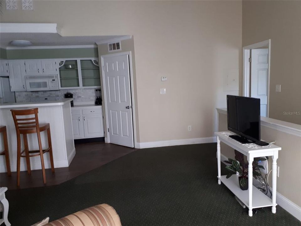 For Sale: $149,999 (1 beds, 1 baths, 742 Square Feet)