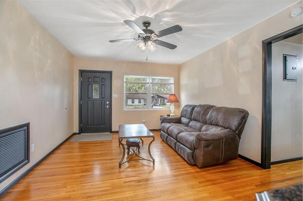 Active With Contract: $190,000 (3 beds, 1 baths, 1009 Square Feet)