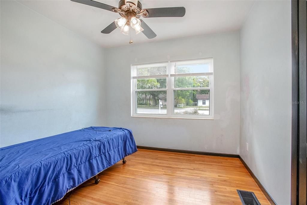 Active With Contract: $190,000 (3 beds, 1 baths, 1009 Square Feet)
