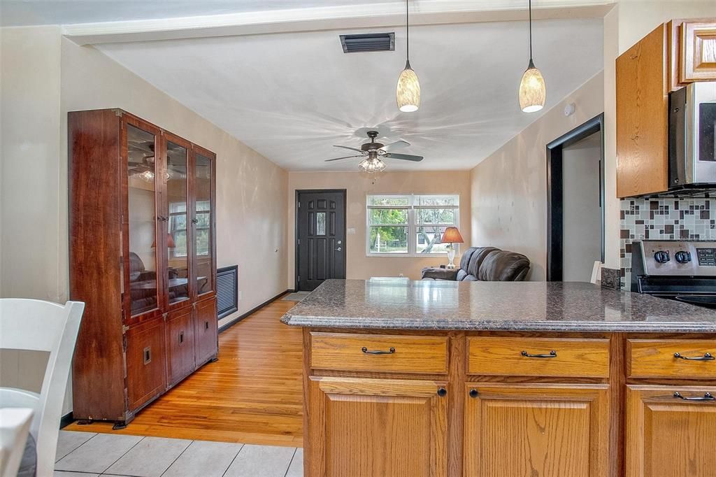 Active With Contract: $190,000 (3 beds, 1 baths, 1009 Square Feet)