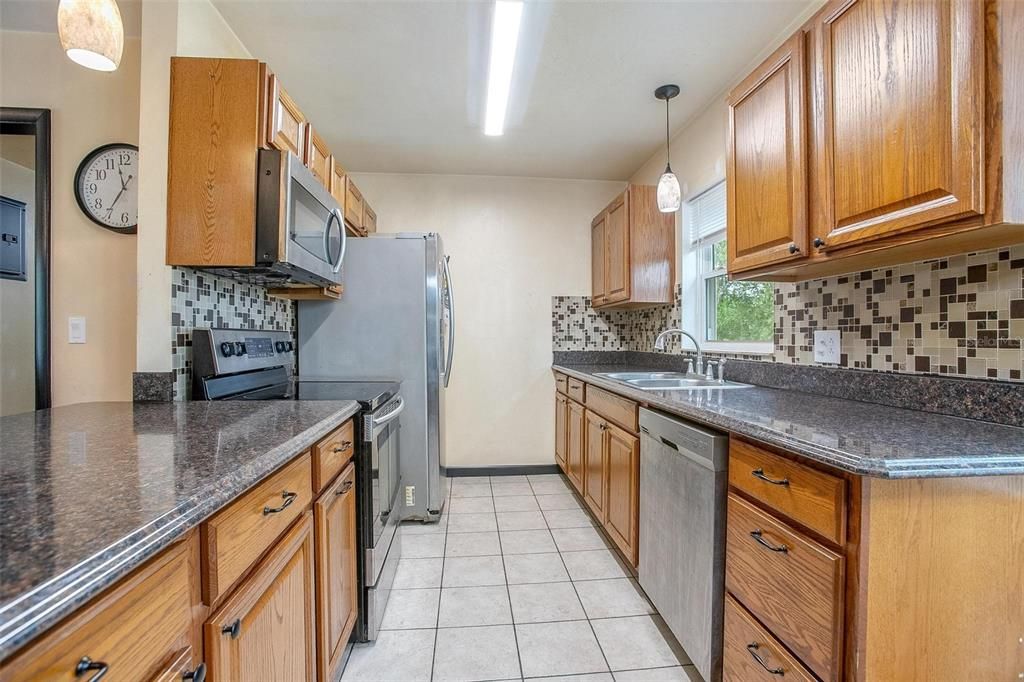 Active With Contract: $190,000 (3 beds, 1 baths, 1009 Square Feet)