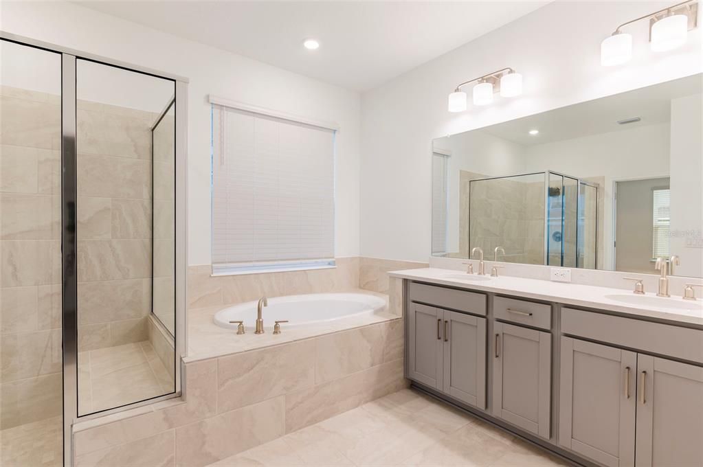 Primary EnSuite, Double Vanity Sinks