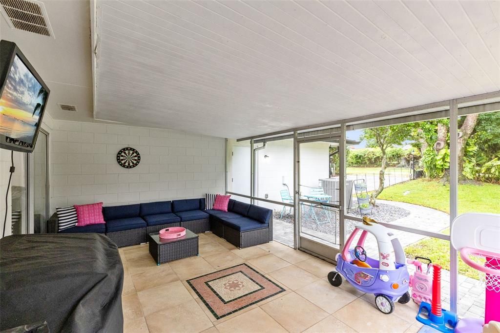 Sliding glass doors seamlessly connect this space to a large, screened lanai, perfect for year-round enjoyment.