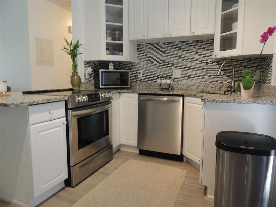 For Sale: $299,800 (3 beds, 2 baths, 1060 Square Feet)