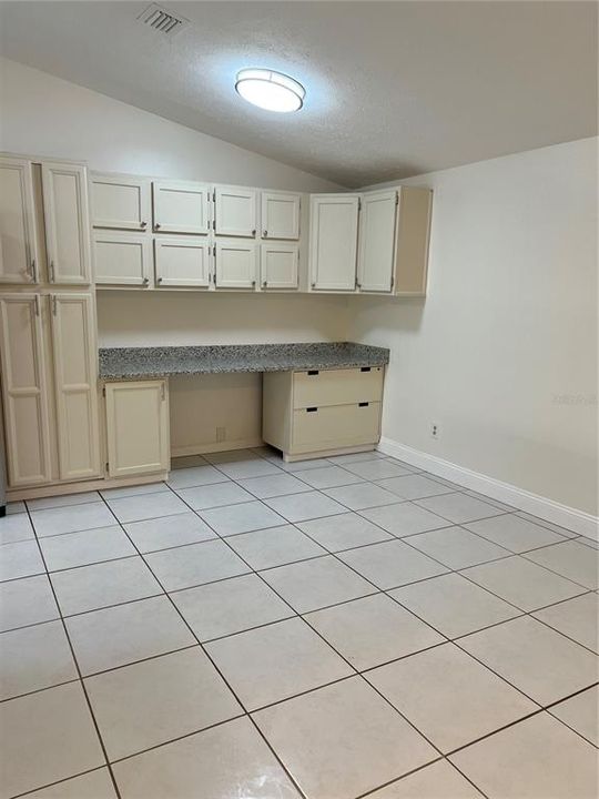 For Rent: $1,900 (2 beds, 2 baths, 1042 Square Feet)