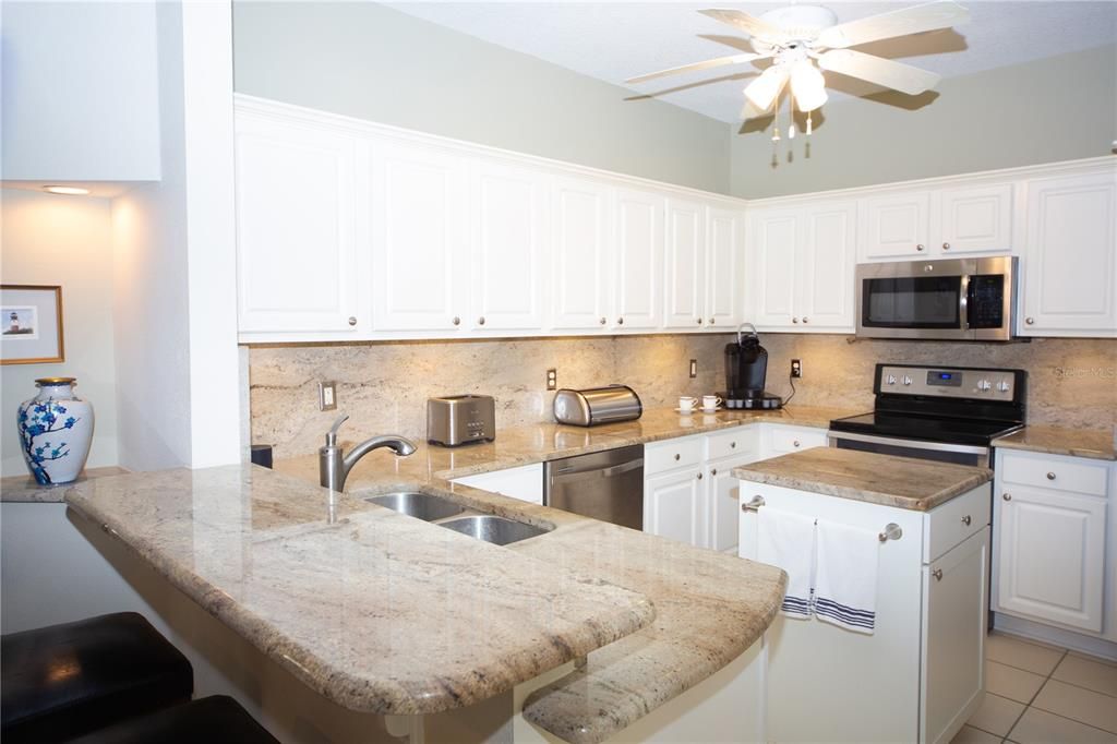 For Sale: $379,900 (2 beds, 2 baths, 1900 Square Feet)