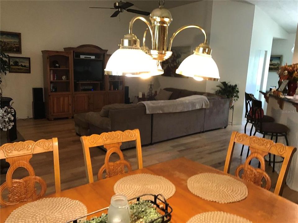 En Venta: $399,900 (4 camas, 3 baños, 1973 Pies cuadrados)