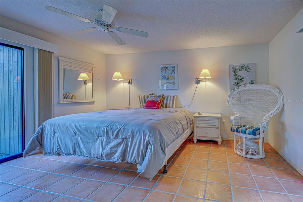 For Sale: $299,900 (2 beds, 2 baths, 1316 Square Feet)