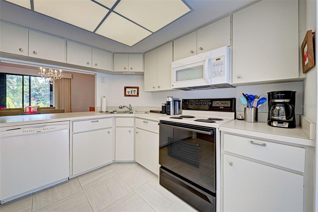 For Sale: $299,900 (2 beds, 2 baths, 1316 Square Feet)