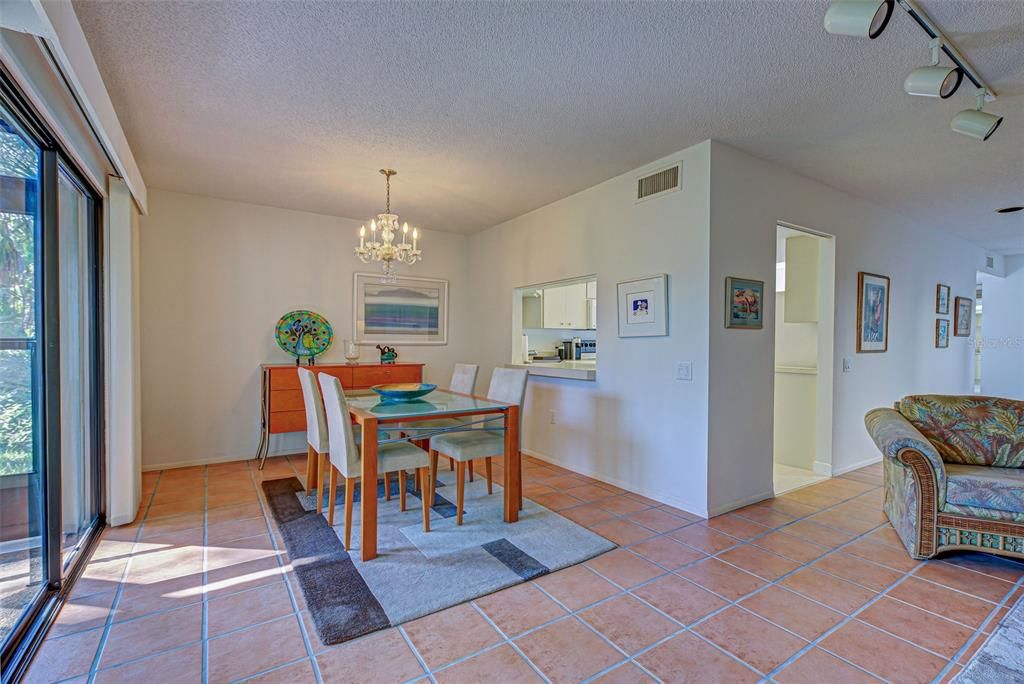 For Sale: $299,900 (2 beds, 2 baths, 1316 Square Feet)