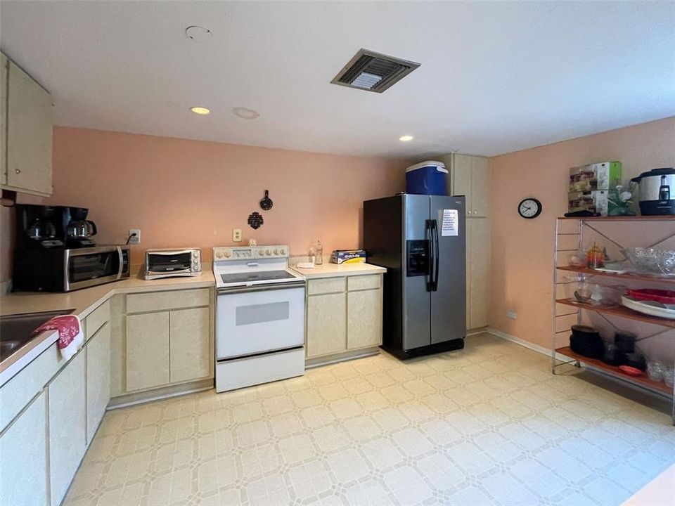 For Sale: $299,900 (2 beds, 2 baths, 1316 Square Feet)