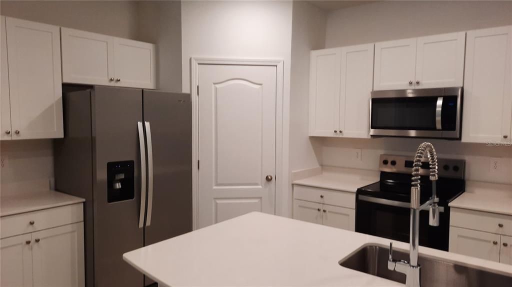 Kitchen equipped with "Whirpool" appliances