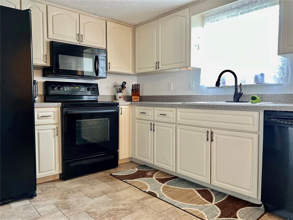 For Sale: $249,000 (2 beds, 2 baths, 1296 Square Feet)