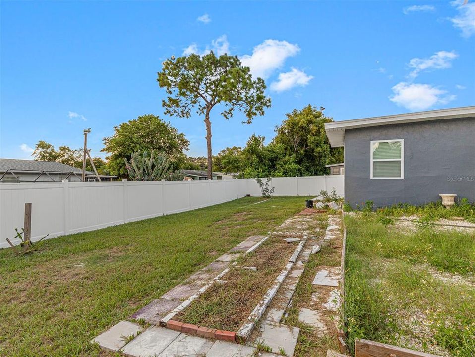 For Sale: $325,000 (2 beds, 2 baths, 1400 Square Feet)