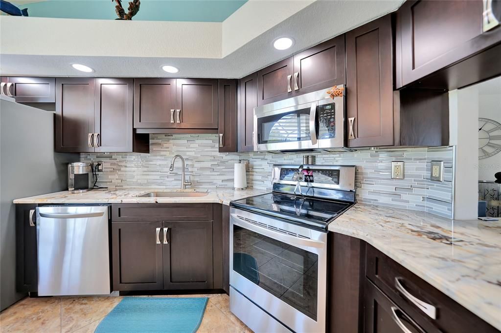 backsplash, undermount lighting, newer appliances and clean! Amazing kitchen for any family chief