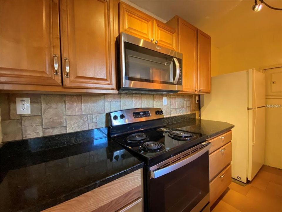 For Sale: $120,000 (2 beds, 1 baths, 867 Square Feet)