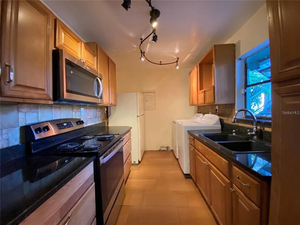 For Sale: $120,000 (2 beds, 1 baths, 867 Square Feet)