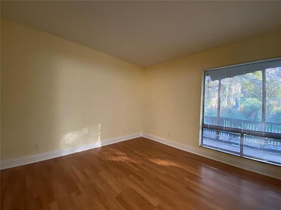 For Sale: $120,000 (2 beds, 1 baths, 867 Square Feet)