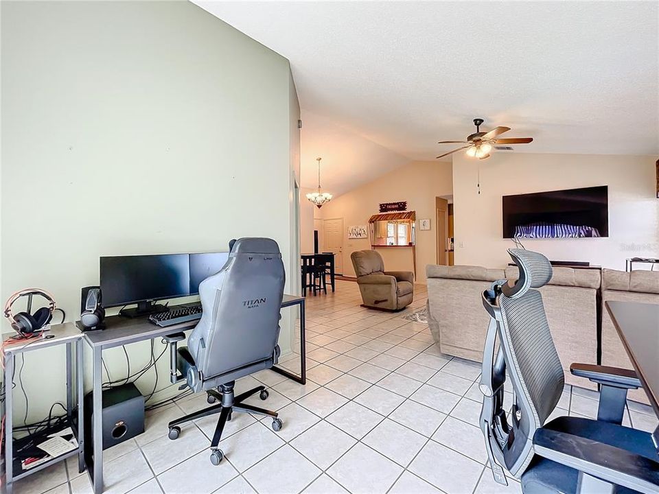 Active With Contract: $324,900 (2 beds, 2 baths, 1230 Square Feet)