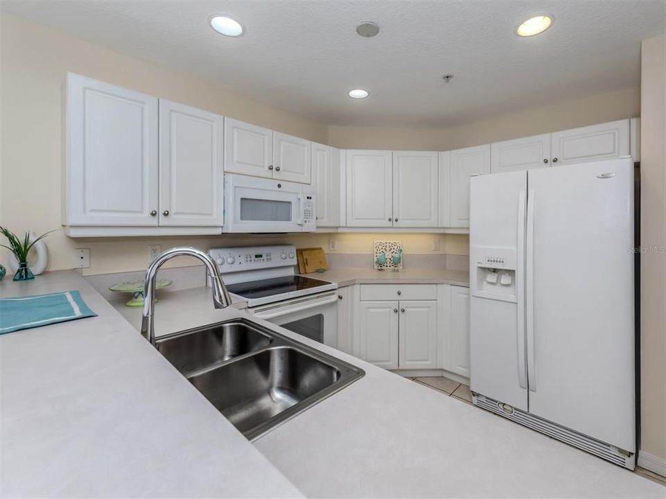 For Sale: $300,000 (3 beds, 2 baths, 1423 Square Feet)