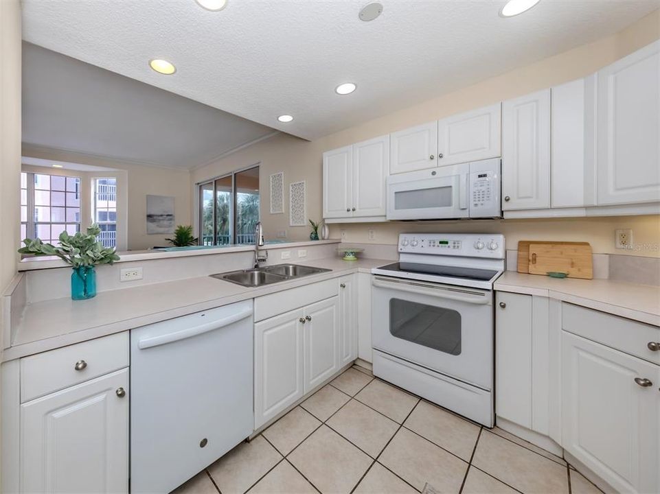 For Sale: $300,000 (3 beds, 2 baths, 1423 Square Feet)