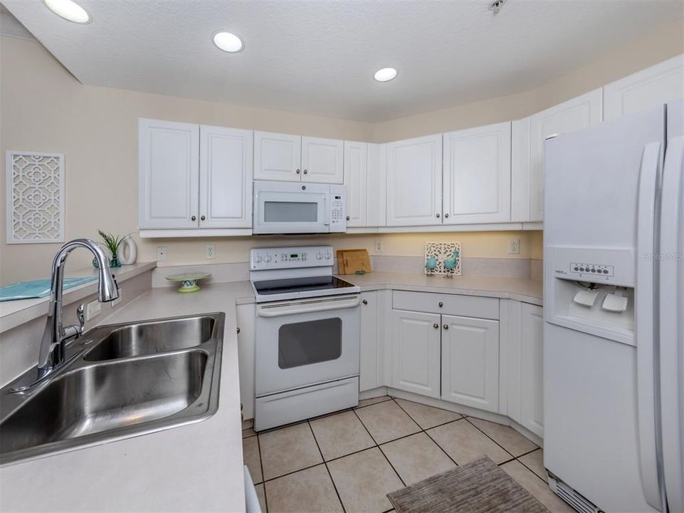 For Sale: $300,000 (3 beds, 2 baths, 1423 Square Feet)